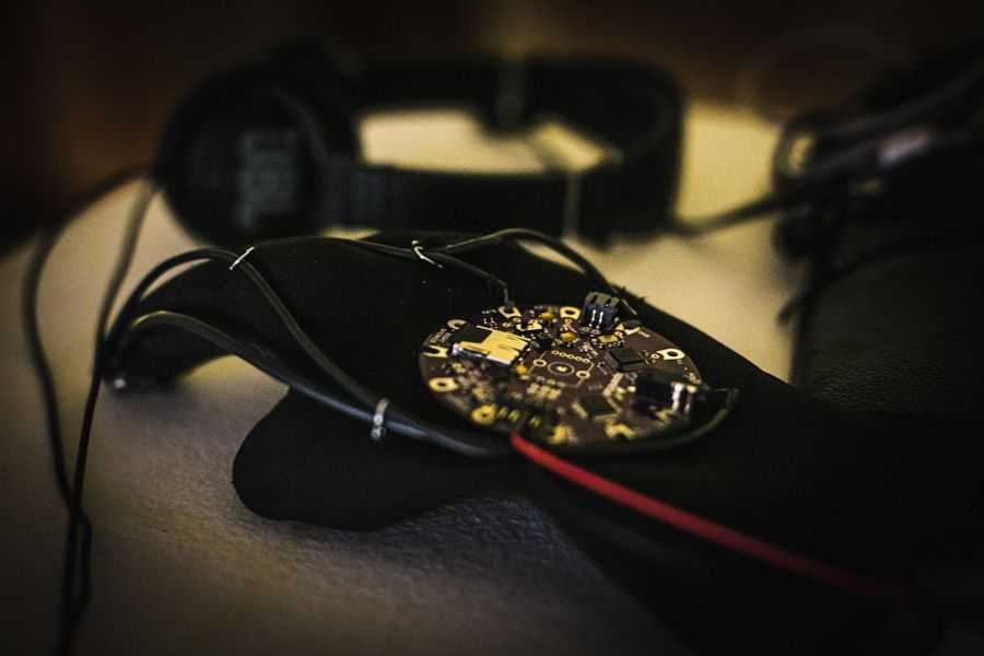 Luva assistiva com um Lilypad MP3 e fios conectando o Lilypad ao sensor de cor