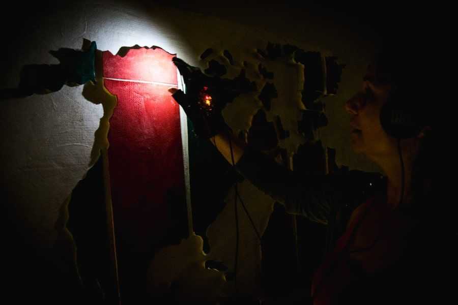 Pessoa utilizando a luva